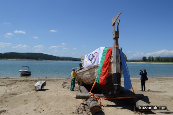 Екип от военноморското училище започна работа по кораба днес