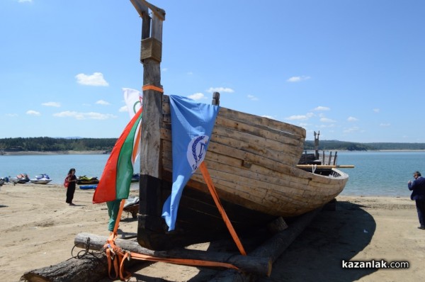 Екип от военноморското училище започна работа по кораба днес