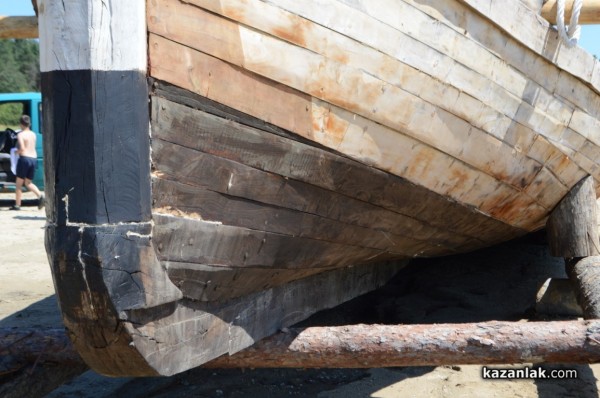 Екип от военноморското училище започна работа по кораба днес