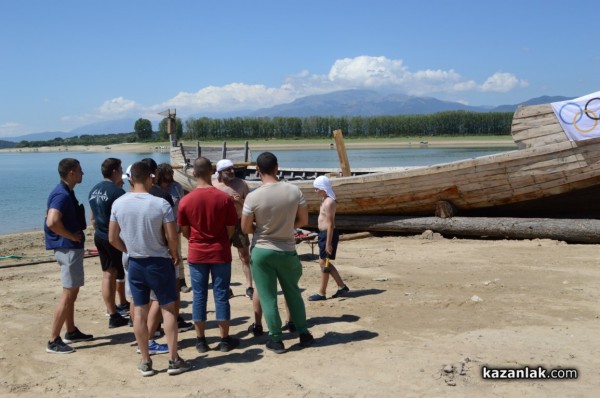 Екип от военноморското училище започна работа по кораба днес