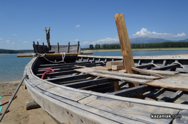 Екип от военноморското училище започна работа по кораба днес