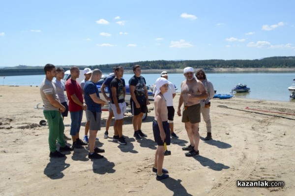 Екип от военноморското училище започна работа по кораба днес