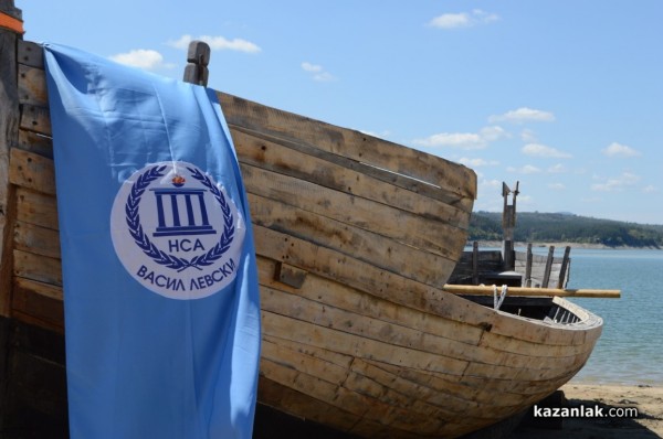 Екип от военноморското училище започна работа по кораба днес