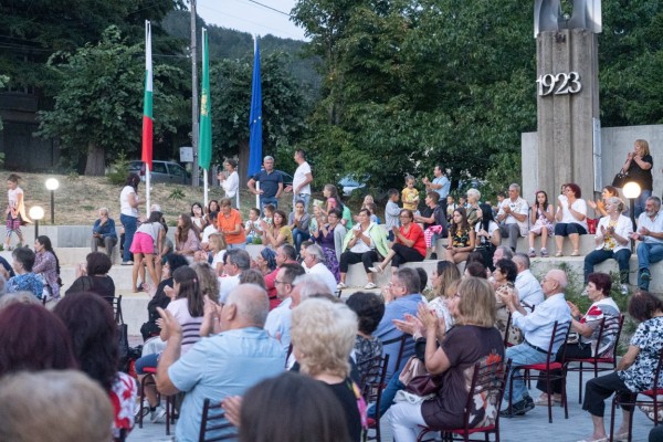 Със заря и пищен концерт шипченци отпразнуваха своя празник