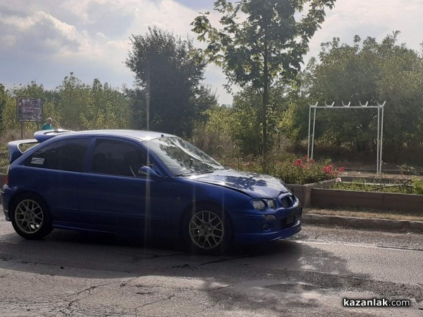 Колоездач пострада тежко при катастрофа на изхода за Крън