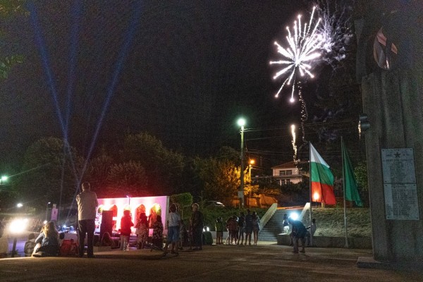 Със заря и пищен концерт шипченци отпразнуваха своя празник