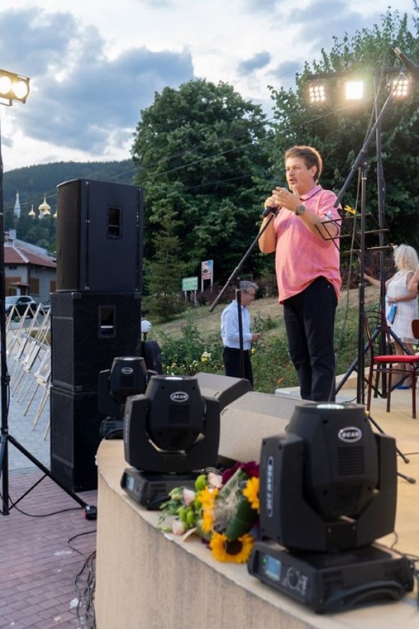 Със заря и пищен концерт шипченци отпразнуваха своя празник