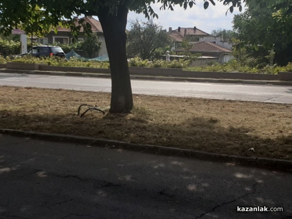 Колоездач пострада тежко при катастрофа на изхода за Крън