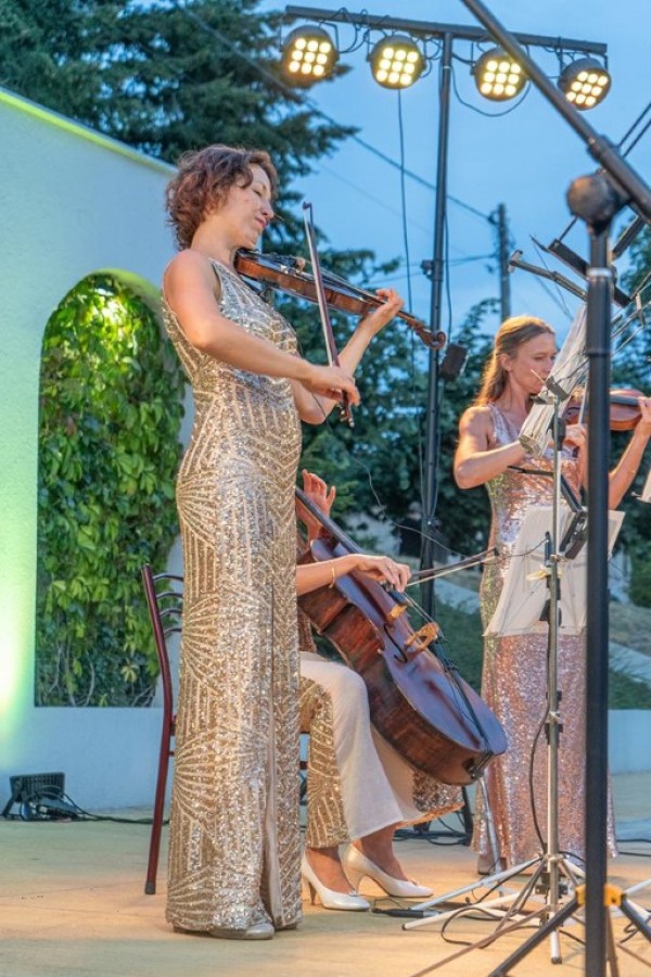 Със заря и пищен концерт шипченци отпразнуваха своя празник