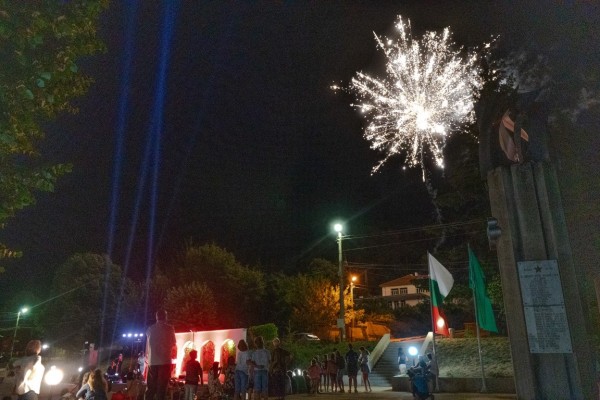 Със заря и пищен концерт шипченци отпразнуваха своя празник