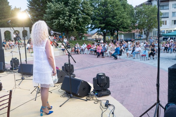 Със заря и пищен концерт шипченци отпразнуваха своя празник