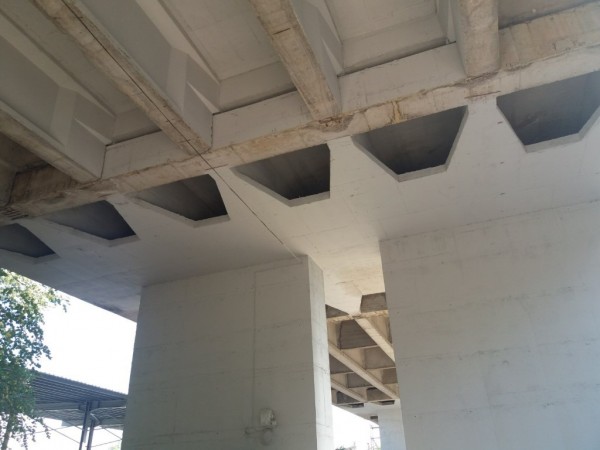 Вече подмениха с нови половината лагери по надлез “Катекс”. Работата продължава