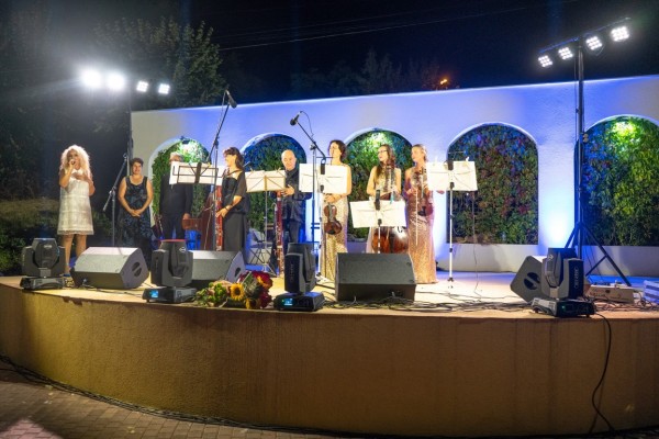 Със заря и пищен концерт шипченци отпразнуваха своя празник