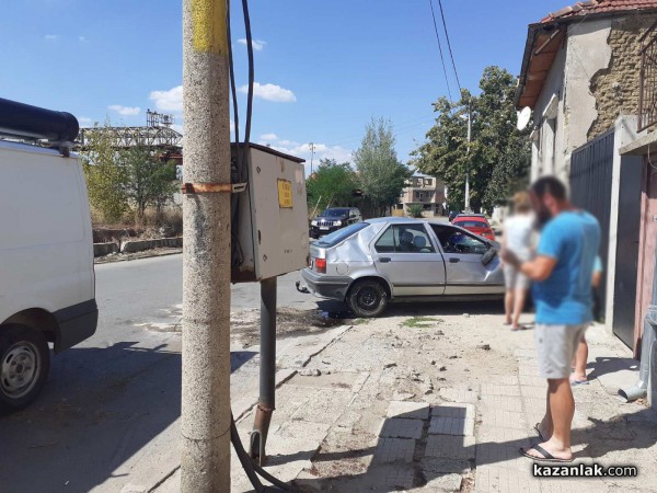 Кола се преобърна по таван на ул. “Кенали“