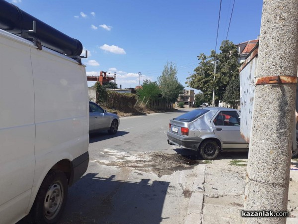 Кола се преобърна по таван на ул. “Кенали“