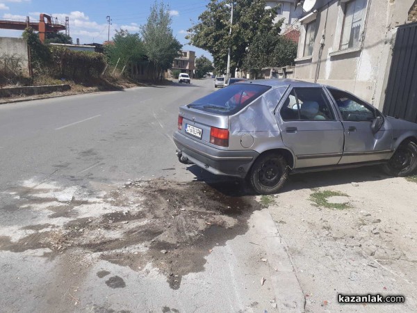 Кола се преобърна по таван на ул. “Кенали“