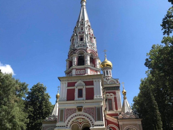 Митрополит Киприан посети храм-паметника в Шипка: Държавата за пореден път показа, че помага в страшните времена