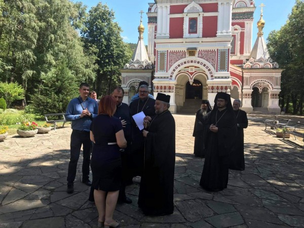Митрополит Киприан посети храм-паметника в Шипка: Държавата за пореден път показа, че помага в страшните времена