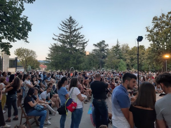 Големият интерес за филма „Доза щастие“ напълни Розариума