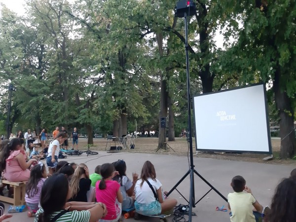 Големият интерес за филма „Доза щастие“ напълни Розариума