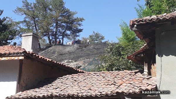 Горяха сухи треви непосредствено до училището в с. Енина