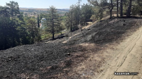 Горяха сухи треви непосредствено до училището в с. Енина