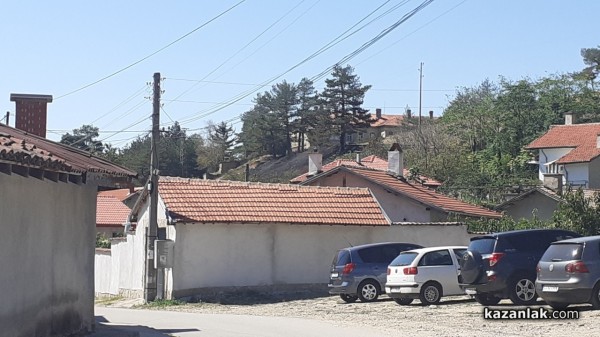 Горяха сухи треви непосредствено до училището в с. Енина