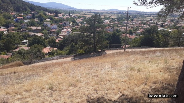 Горяха сухи треви непосредствено до училището в с. Енина