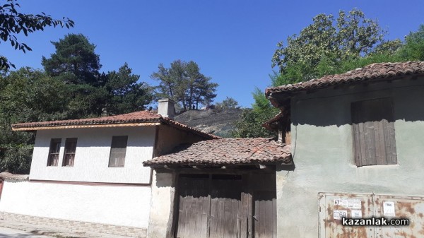 Горяха сухи треви непосредствено до училището в с. Енина