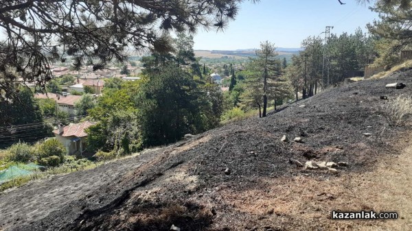 Горяха сухи треви непосредствено до училището в с. Енина