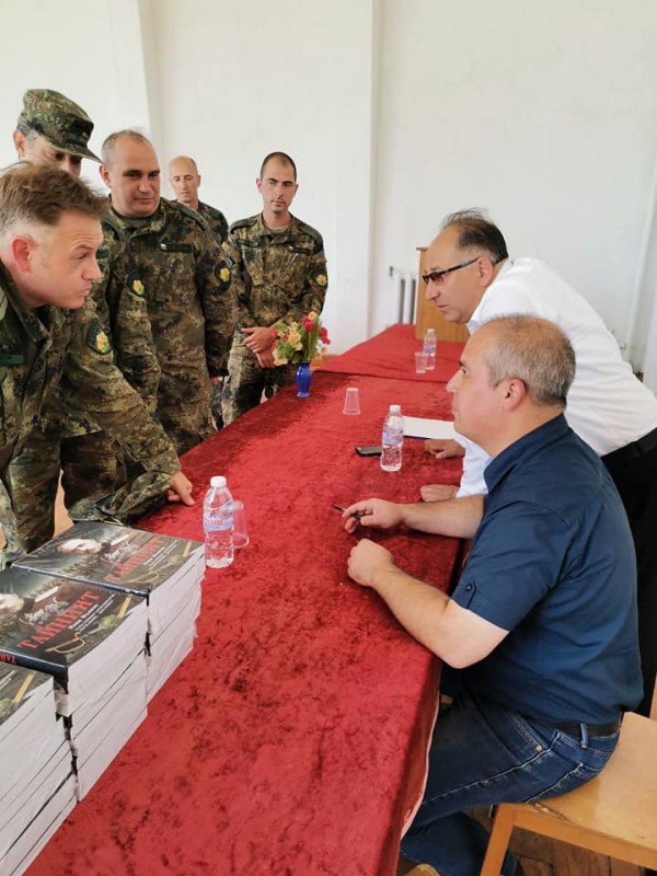 Чавдар Ангелов представи книгата си “Тайният“ пред казанлъшките военни