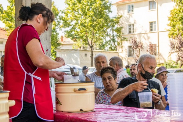 С празнична литургия и курбан павелбанци отбелязаха празника на града