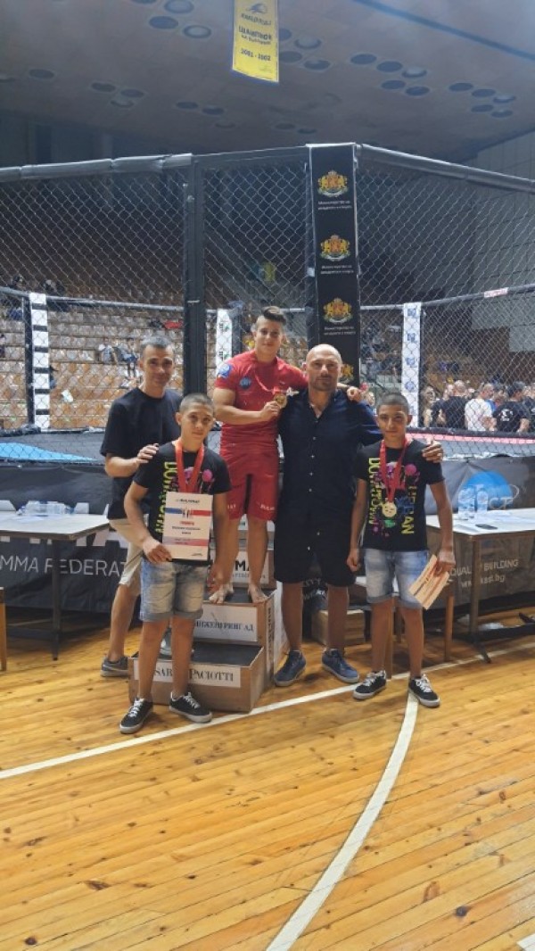 Казанлъшките ММА бойци с две шампионски титли и пет медала от Държавното първенство