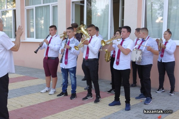 За 96 път нови хаджиеновци прекрачиха училищния праг