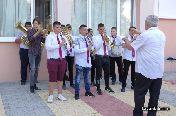 За 96 път нови хаджиеновци прекрачиха училищния праг