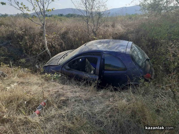 Жена излетя в канавката с автомобила си край с. Розово