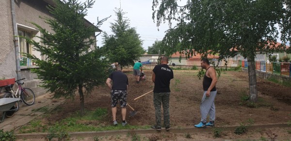 Кметство и жители - ръка за ръка ремонтират и обновяват село Розово