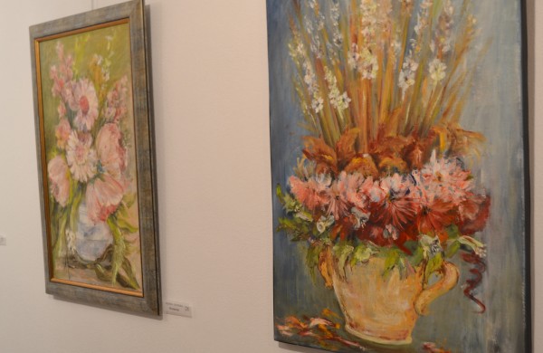 Цветя от Кмета за пъстрите картини на Лиляна Петрова