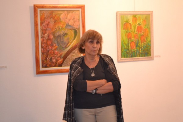 Цветя от Кмета за пъстрите картини на Лиляна Петрова