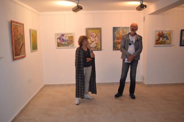 Цветя от Кмета за пъстрите картини на Лиляна Петрова