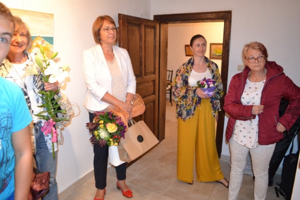 Цветя от Кмета за пъстрите картини на Лиляна Петрова