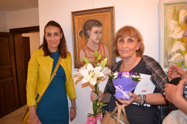 Цветя от Кмета за пъстрите картини на Лиляна Петрова