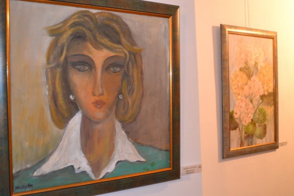 Цветя от Кмета за пъстрите картини на Лиляна Петрова