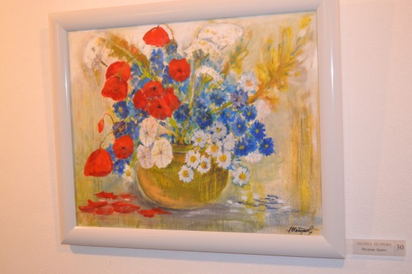 Цветя от Кмета за пъстрите картини на Лиляна Петрова