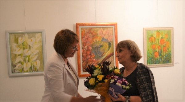 Цветя от Кмета за пъстрите картини на Лиляна Петрова