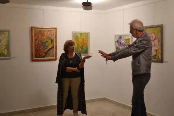 Цветя от Кмета за пъстрите картини на Лиляна Петрова