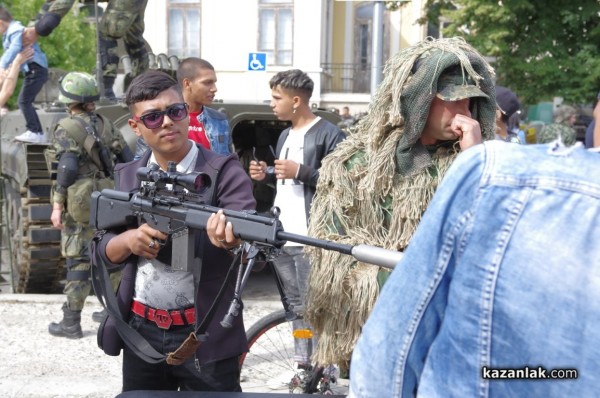 Стотици ученици се запознаха с професията на войника