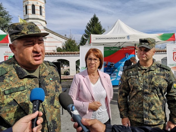 Стотици ученици се запознаха с професията на войника