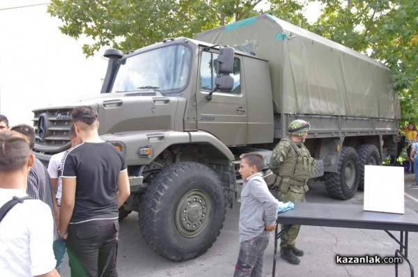 Стотици ученици се запознаха с професията на войника