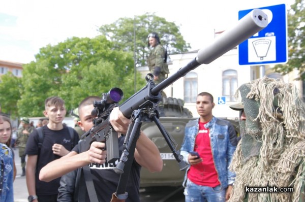 Стотици ученици се запознаха с професията на войника